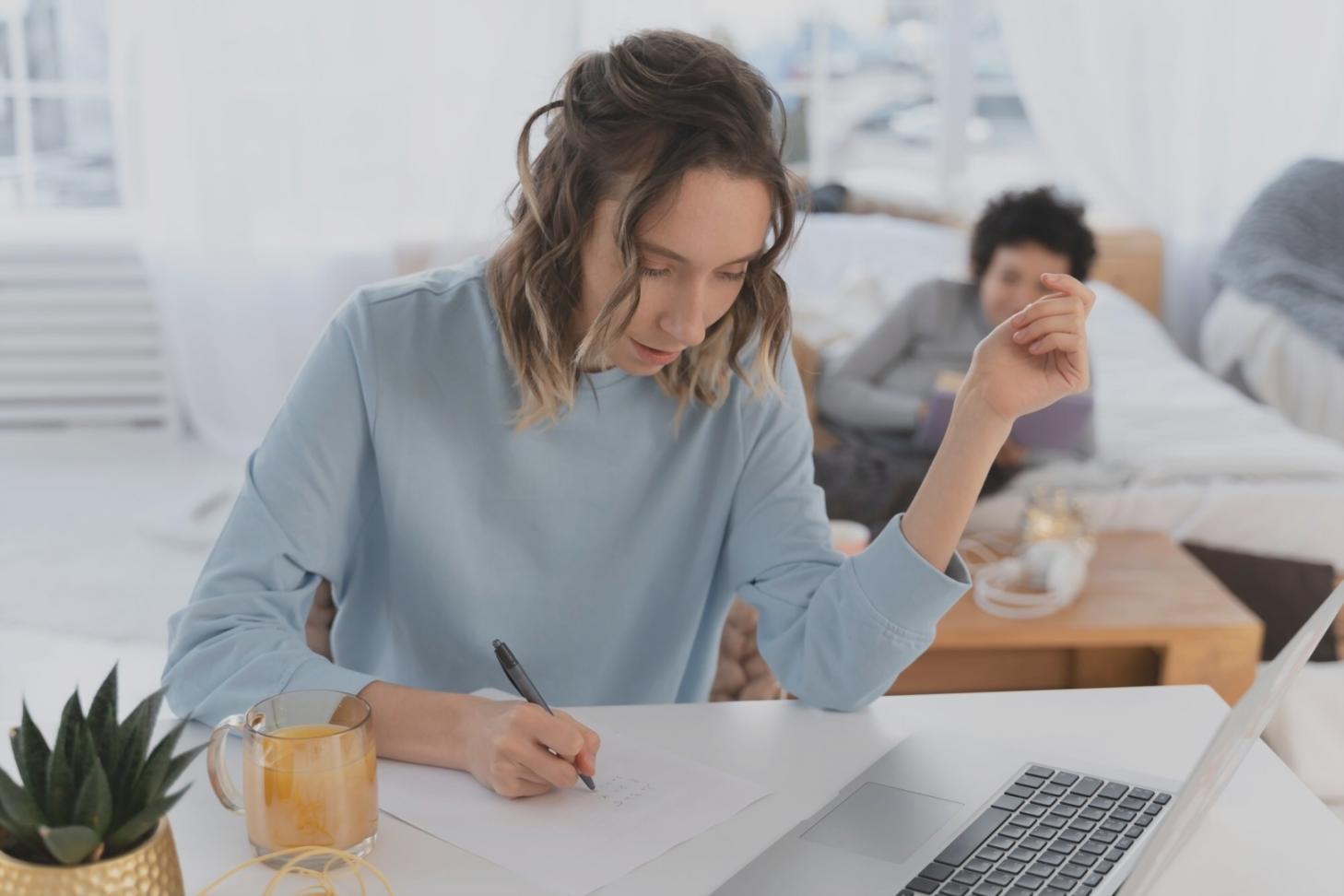 Finanzexperte bei der Marktanalyse mit modernen Tools